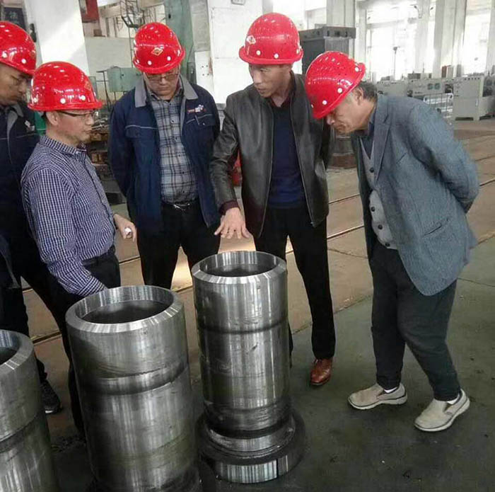 上海交大教授來长春昌兴传感器制造有限责任公司(H5网站)指導液壓機生産