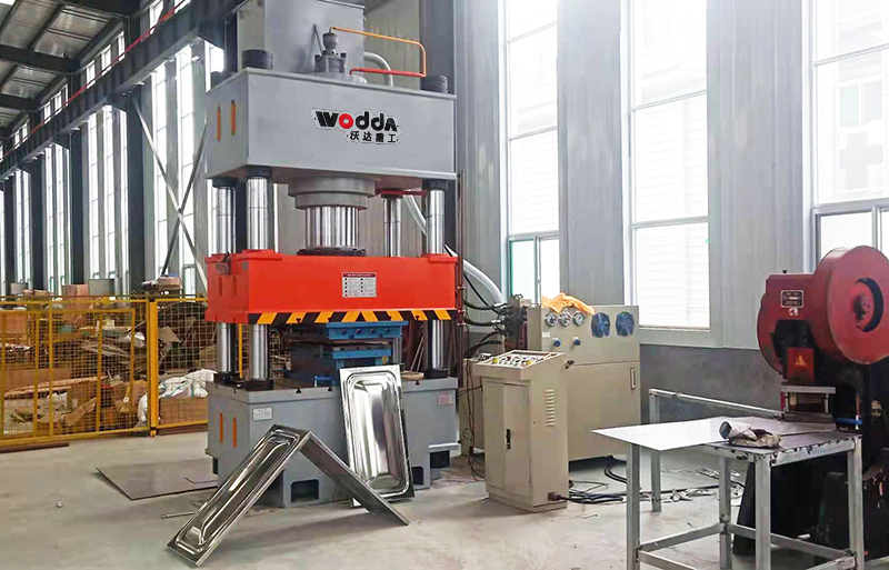 500噸不鏽鋼水(shuǐ)箱成型液壓機(jī)客戶現場視頻(pín)