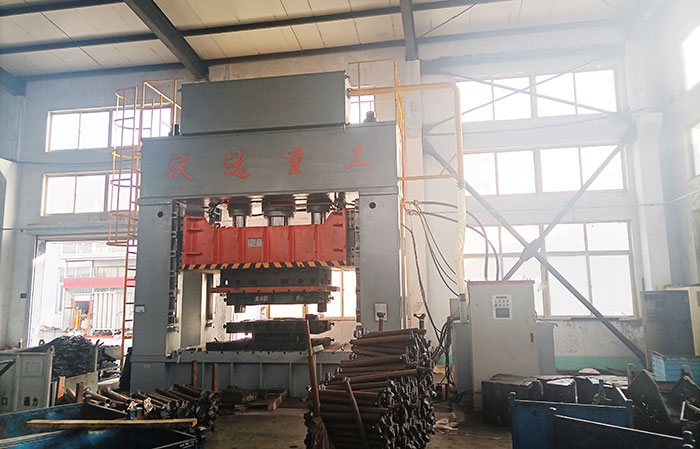 800噸(dun)框架式貨車(chē)大卡車配件(jiàn)沖壓成型液(ye)壓機