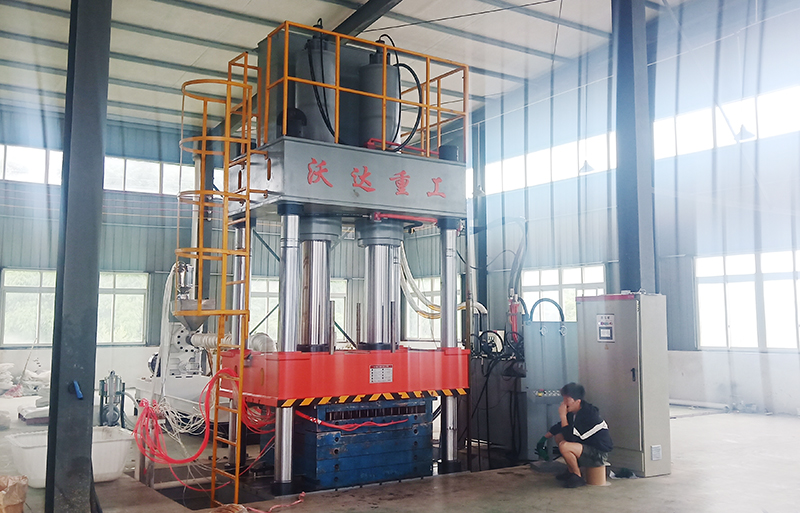 630噸建築(zhu)塑料模殼(ke)成型液壓(ya)機