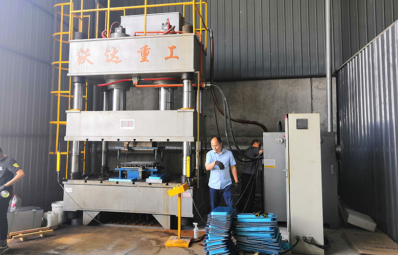 500噸(dūn)雙缸四柱拉(lā)伸液壓機