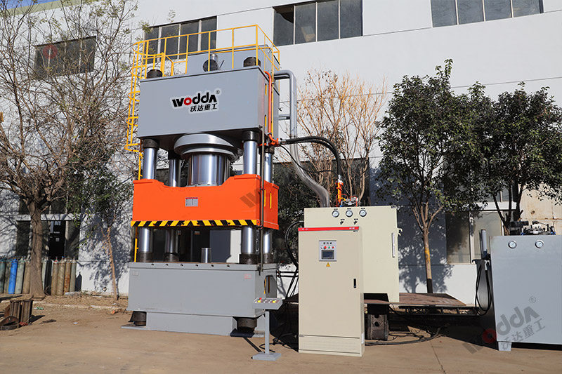 2000噸三梁四柱液壓機 2000噸三梁四柱液壓機