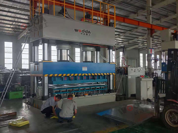 1000噸不鏽鋼水箱闆液壓機 1000噸不鏽鋼水箱闆液壓機