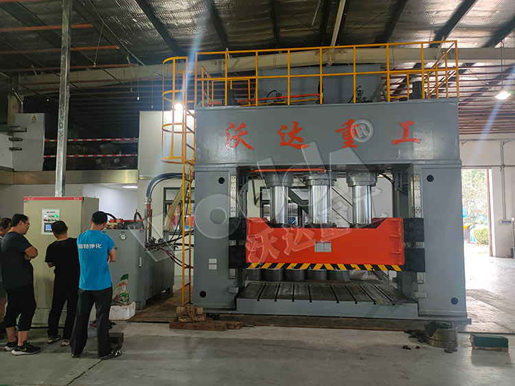 1000噸框架式薄闆拉伸液壓機客戶現場 1000噸框架式薄闆拉伸液壓機客戶現場