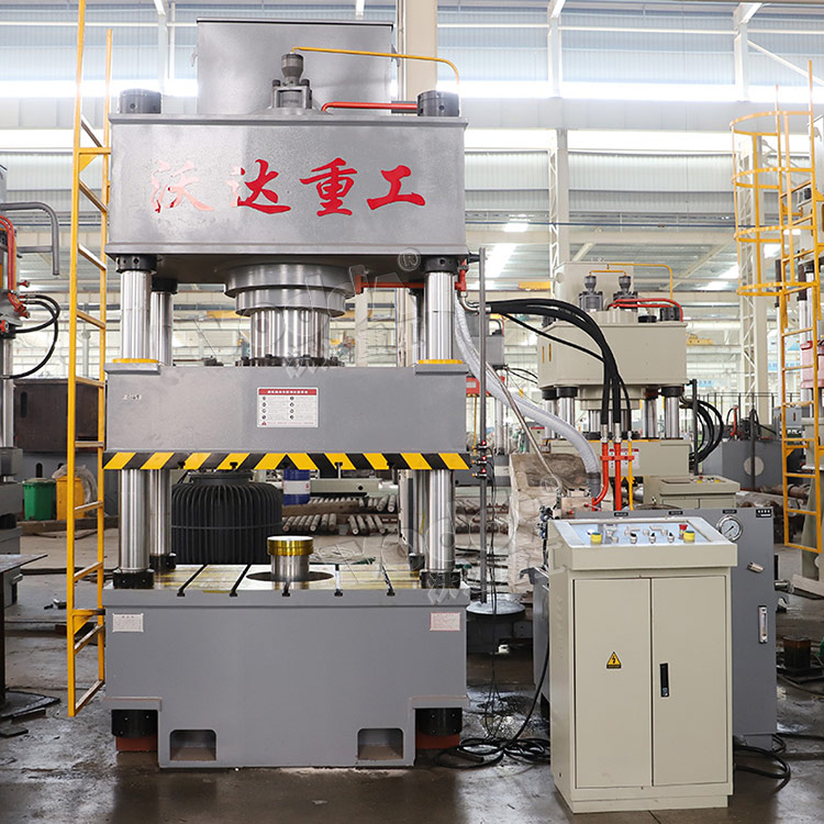 水箱闆成型液壓機車間實拍 水箱闆成型液壓機車間實拍