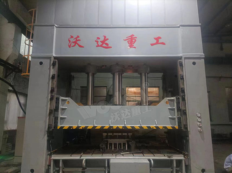 630噸汽車配件拉伸液壓機客戶現場 630噸汽車配件拉伸液壓機客戶現場