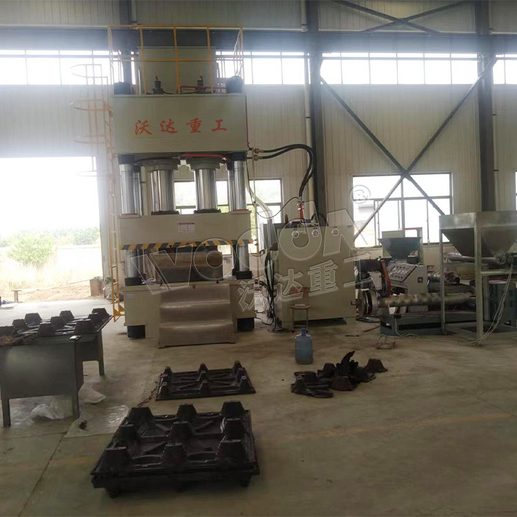 800噸四柱液壓機模壓塑料托盤客戶現場.jpg 800噸四柱液壓機模壓塑料托盤客戶現場.jpg