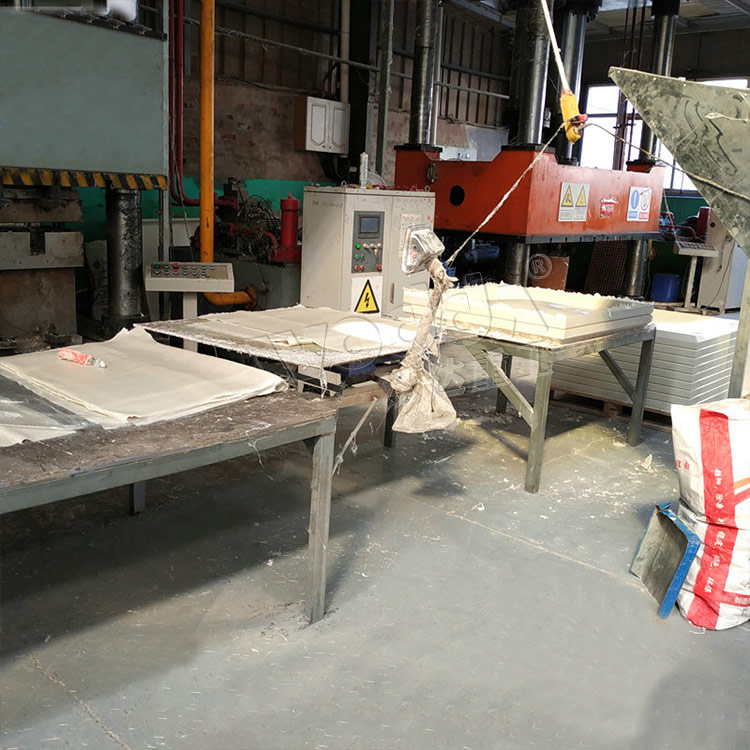 玻璃鋼水箱成型液壓機現場 玻璃鋼水箱成型液壓機現場