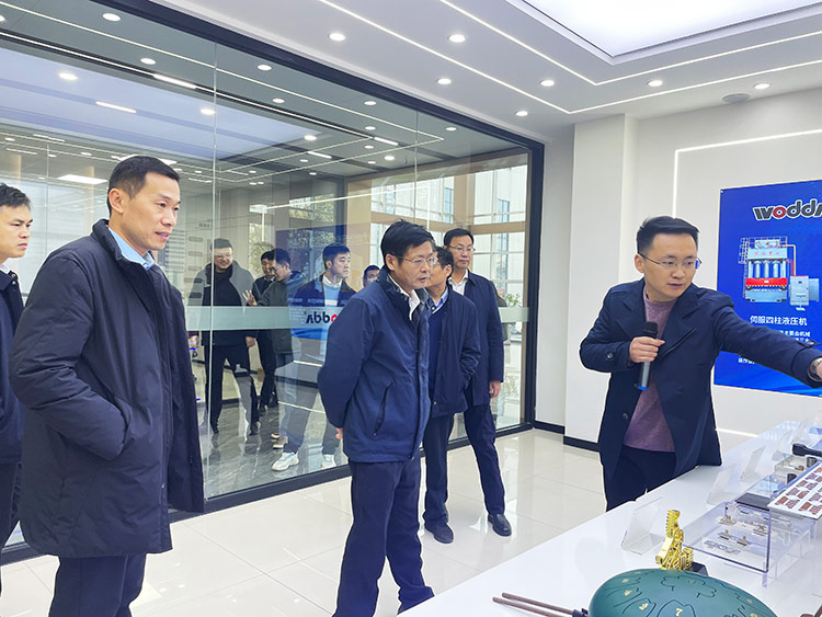 滕州市政協副主席董鴻洋一行考察长春昌兴传感器制造有限责任公司(H5网站)現場