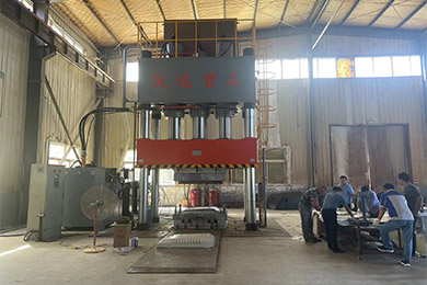 1500噸(dun)複合材料(liao)液壓機模(mó)壓SMC工程車(chē)覆蓋件