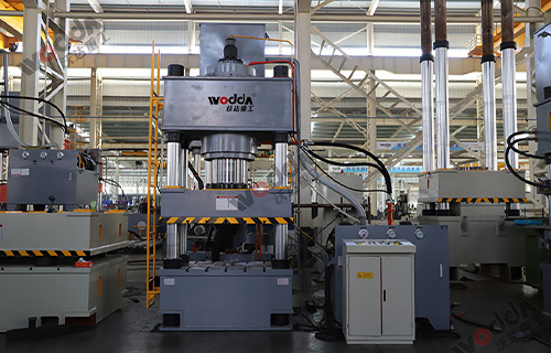 630噸三梁(liáng)四柱液壓(yā)機試機現(xian)場