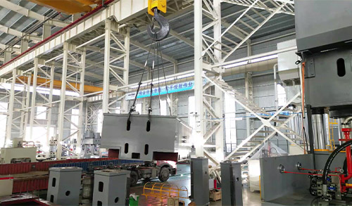 长春昌兴传感器制造有限责任公司(H5网站)2000噸框架式(shì)液壓機裝車(che)發貨