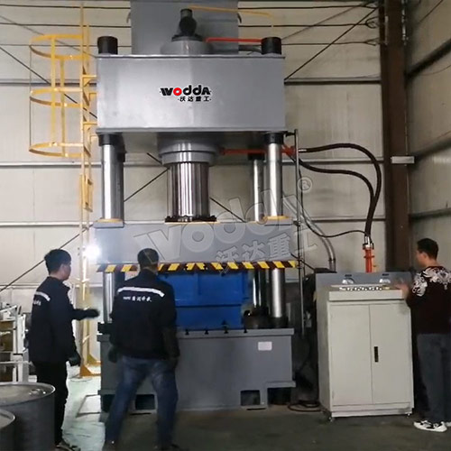 不鏽(xiu)鋼水箱闆拉伸(shen)液壓機_500噸四柱(zhù)液壓機