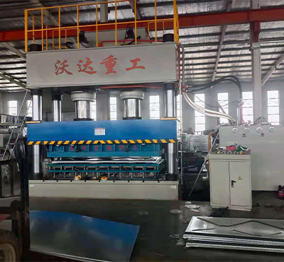 不鏽鋼水(shui)箱闆液壓機_1000噸(dūn)液壓機