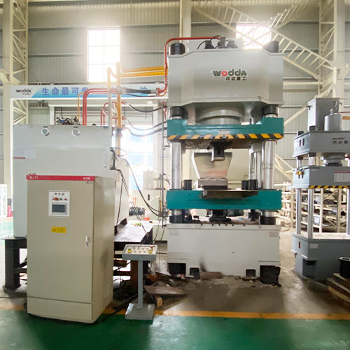 800噸牛羊舔(tian)磚液壓機(ji)_800噸鹽磚機(ji)